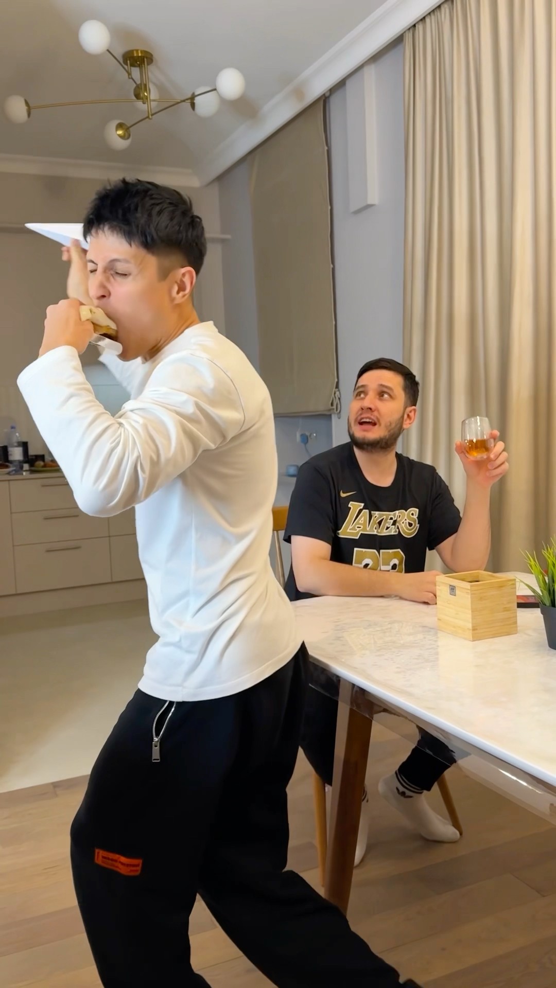 Кто украл эклер??